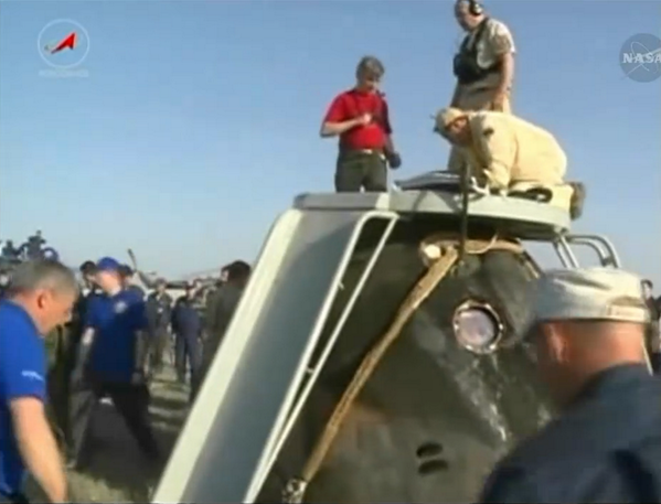ObservingSpace's tweet photo. Screen shot from the #nasahdtv feed from the landing site in Kazakhstan. #soyuz #nasa http://t.co/lDOQfg3oZt