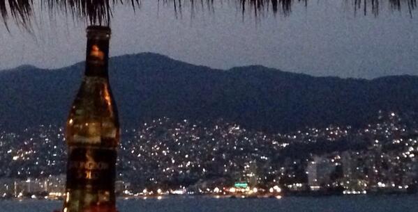 Strongbowgoldmx's tweet photo. Con esta vista de #Acapulco, @GalletonBg disfruta su #Strongbow: http://t.co/dyV4FGytYr