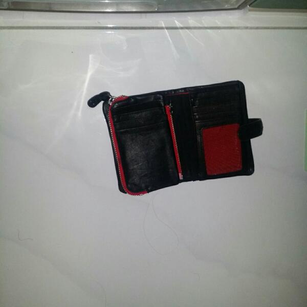 ec_eecc's tweet image. 我的錢包回來了，被人丟進水裡的樣子。
弄丟的當下是不愉快的事，現在看見錢包更讓我覺得難過
水溝味好重，好沉重