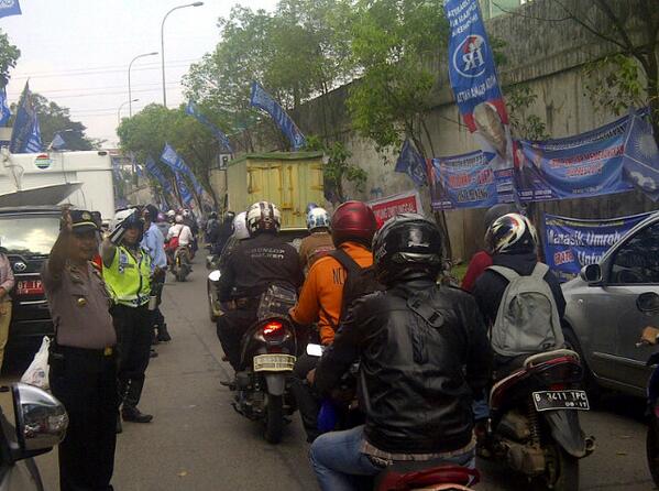 RadioElshinta's tweet photo. 14.14 : RT @reporterjail: TB Simatupang arah Jagakarsa macet total dari arah Pertanian - Margasatwa. #Cuaca panas. http://t.co/U8cXrG0dYd