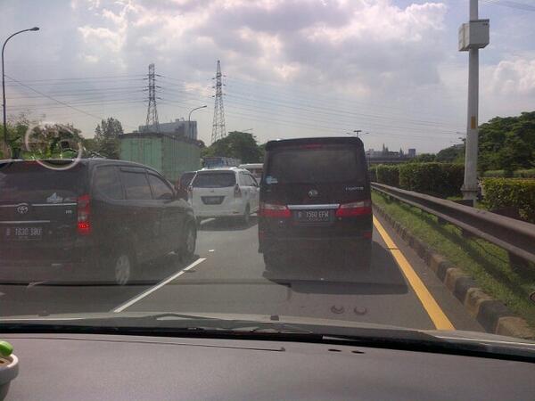 warsono_ingkang's tweet photo. Tol TamanMini arah cawang Macet. http://t.co/iMoyGLzyz9