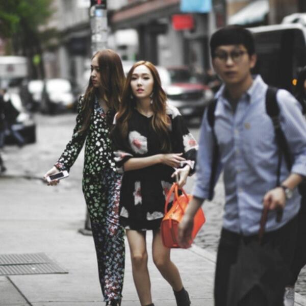 [PIC][08-05-2014]Jessica xuất phát đi New York để chụp hình cho tạp chí vào chiều nay BnkvDIzIEAA-ENl