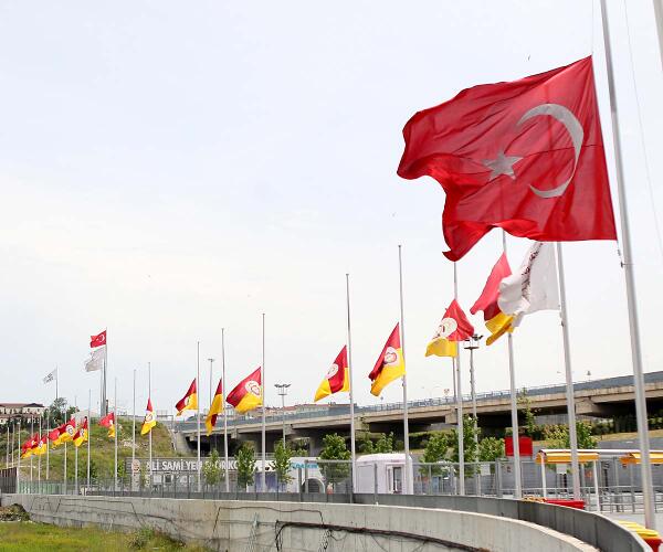 GalatasaraySK's tweet photo. Türk Telekom Arena'da da bayraklar yarıya indi. #Soma http://t.co/EaSTakI2Tr