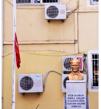 Soma'da yaşanan "Maden faciası" için 3 günlük milli yas ilan edilmesinin ardından Adana'da bayraklar yarıya indirildi