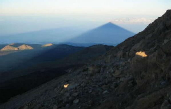 COPE's tweet photo. La sombra del Teide se alinea con la luna llena
http://t.co/K0xVTSBZCi
#COPEinforma http://t.co/5mHgnzfIXY