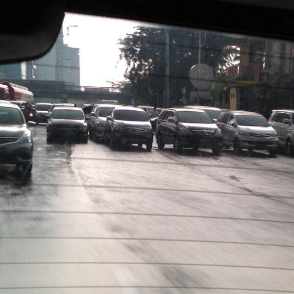 MettaOshin's tweet photo. Ini niy penyebab macet gara2 PAN. 3 jalur dipake buat parkir. Jd yg bisa digunain cm 1 jalur saja @RadioElshinta http://t.co/SAWR0rlREg