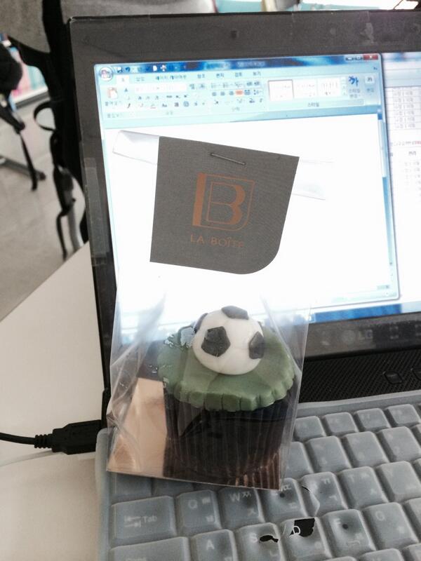 맛있게 드시고 기사쓰실때 저 사진 잘 나온걸로 좀 부탁...."<a href="/sweetholic/">김성진 SUNGJIN KIM</a>:비타민지 예비품절녀께서 오늘 #JSPark7 기자회견에서 미디어에게 쏜 쿠키입니다.맛있게 잘 먹었습니다~<a href="/vitamin_ji/">김민지</a> "