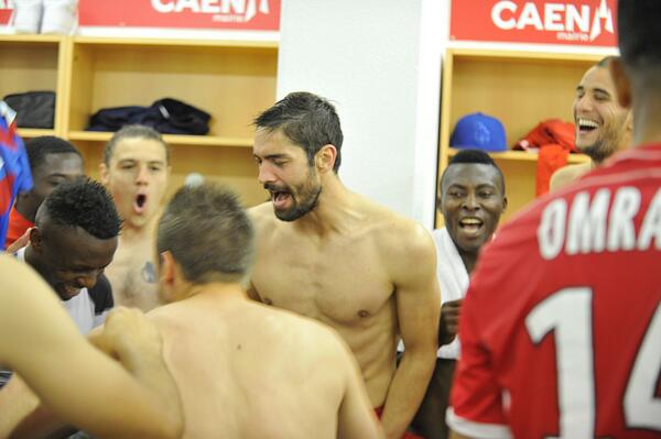 La joie du capitaine @Famillepoulain et de ses coéquipiers dans les vestiaires après le match nul face à Caen (1-1)