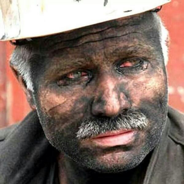 Yüz karası değil, kömür karası...
Böyle kazanılır ekmek parası!
Dualarımız, yüreğimiz orada #Soma