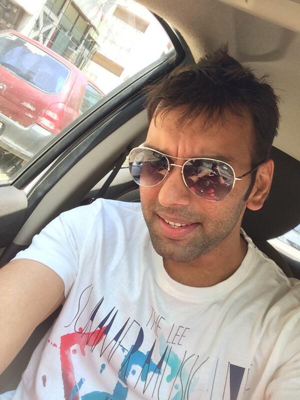 VJAnusha's tweet photo. Aww thankyou! #Sunfrown hehe“@Manojkdarak: @VJAnusha selfie for best gal ever I have seen on tv history http://t.co/61dHuvCf9L”