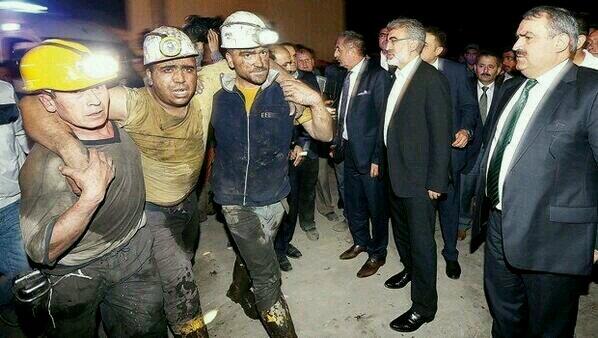 KerimCanNL's tweet photo. Bu fotoğraf aslında bütün olayların hikayesi!!  Allah ölen madencilerin yakınlarına sabır versin.. http://t.co/JWbe2dtOzk