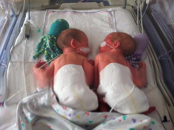 Dex en Norah Wieringa, 10 dagen oud, met een inktvisje!