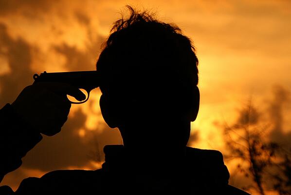 Человек с дробовиком. Человек с пистолетом у виска. Выстрел дробовика в лицо. Лицо в которое выстрелит. Целится из ружья.