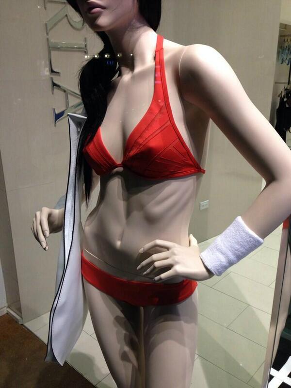 BBCNewsbeat's tweet photo. La Perla removes skinny manequin from New York shop window. (Via @mrudoy) http://t.co/o1fv7ARFFk http://t.co/k2lyKs54sg