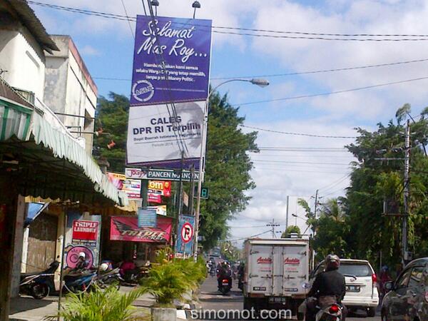 Ra duwe isen => Baliho ucapan selamat untuk Roy Suryo, yang tetap dipasang ketika dia dipastikan gagal ke Senayan