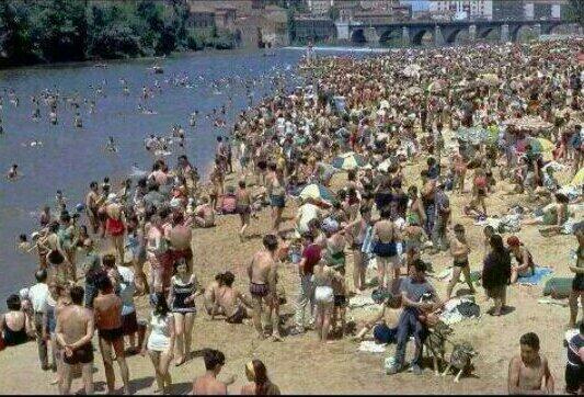 cristiwispi's tweet photo. Esto, ESTO es la playa de las Moreras en los años 70. http://t.co/GWIkgfeavs