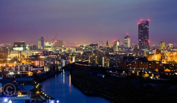 aMrazing's tweet photo. RT kalau kamu mau maen ke sini, gratis, dibayarin. Ini adalah Manchester, after sunset. :’) #InggrisGratis http://t.co/HpFVLRzmm6