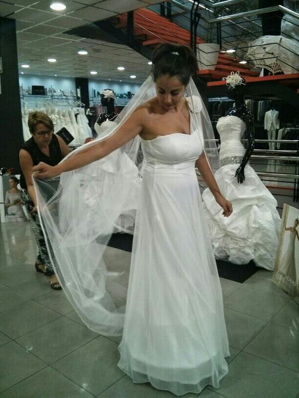 adirecto's tweet photo. Vestidos de novia por 79€ o chaqués por 57€. @Inesporro nos lo cuenta hoy http://t.co/7DIUkTijrL