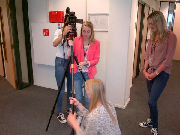 AlwinDon's tweet image. Studenten van @HZeeland maken camera gereed voor interview over twitteren door politie. #leuk