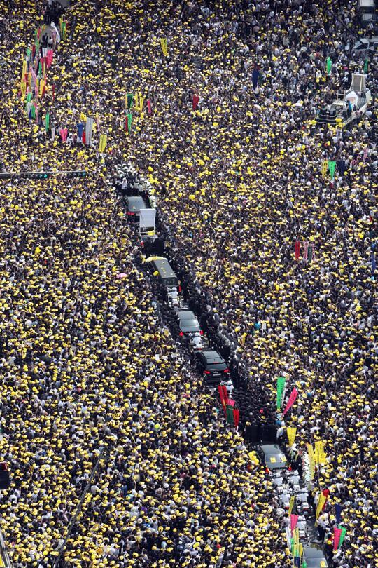 hjjuli's tweet image. 너무 쉽게 너무 빨리 ㅠㅠ"@sinbi2010: 한참을 멍하게 봤어요.
우린 잊은게 많죠?
slrclub.com/bbs/vx2.php?id… http://t.co/bIGgbiBXsW"