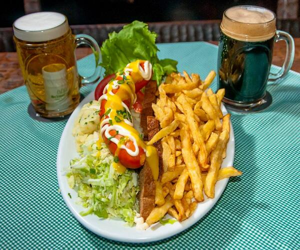 Programa para hoje à noite!  Com qual chopp vocês ficam, o claro ou o escuro?