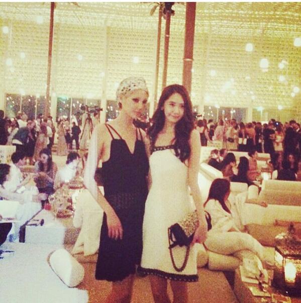 [PIC][14-03-2014]YoonA tham dự sự kiện "The Chanel Cruise 2015 Show in Dubai" vào tối qua + Selca của cô và Dakota Fanning, Châu Tấn BnmsvFdIcAABsLS