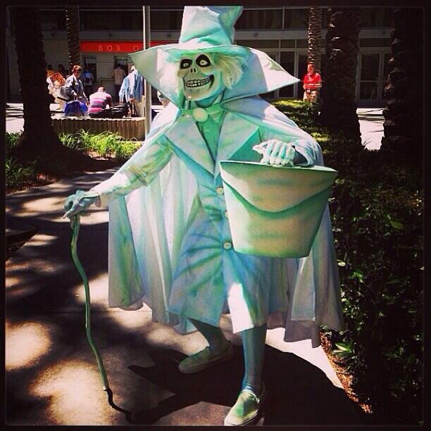 milits dragt forudsætning The Haunted Mansion on Twitter: "Hatbox ghost cosplay from the Haunted  Mansion. http://t.co/JWGpBeYsOp" / Twitter