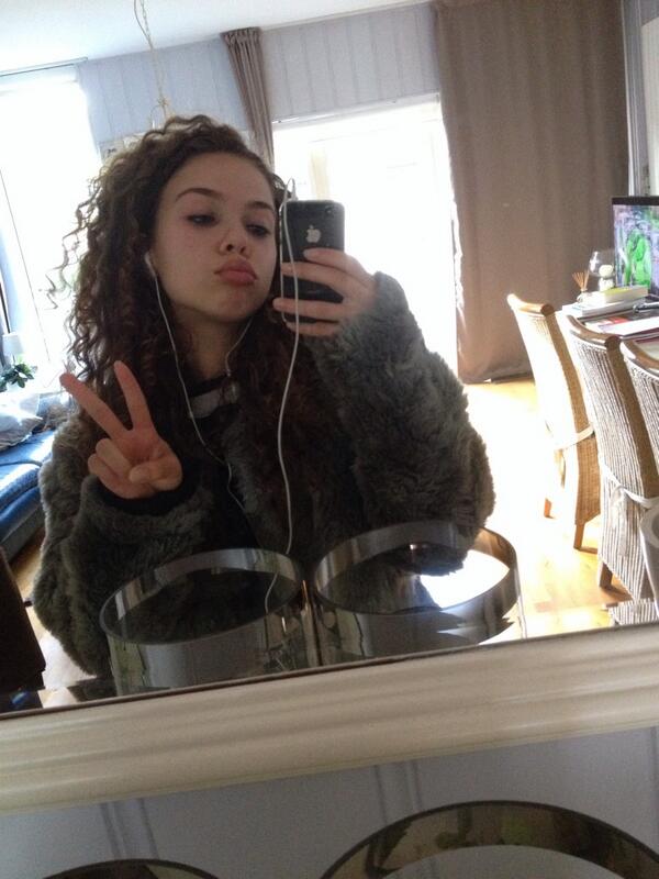 laurahussein's tweet photo. Selfie before gymtime gosh i didn't feel like it at all http://t.co/fO1WKDoPz7