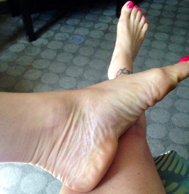 Feet side view http://t.co/UKcuagJO1C