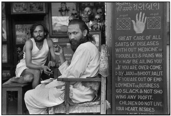 indiainpix's tweet photo. An astrologer's shop in the mill workers' quarter of #Parel, #Mumbai, back in 1947 (Pic: Henri Cartier-Bresson) http://t.co/KoxDeBQMgC