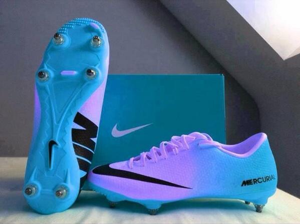 BasketsPost's tweet photo. Crampon #Foot http://t.co/gXRiZPkDMT