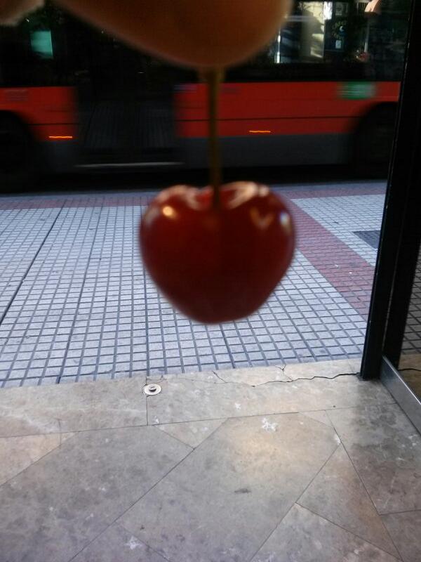 sandriberdor's tweet photo. Mmmmm que ricas saben las primeras cerezas del año!! http://t.co/hhjjm6md2q