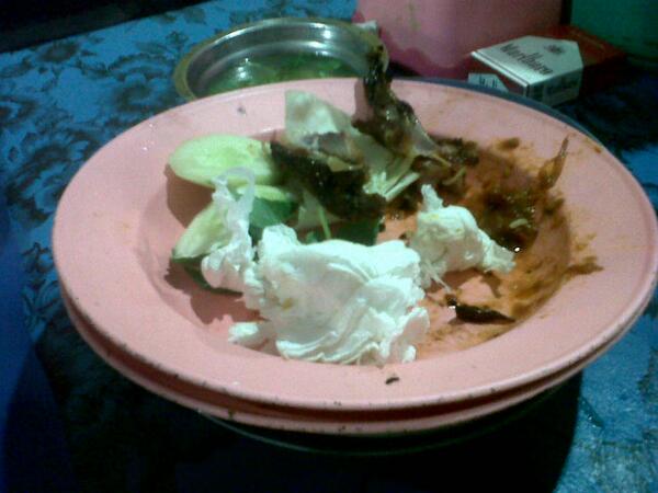 arif_dhe's tweet photo. Mkanan sisa pun hewan mau ,, http://t.co/T3eZzk7uv7