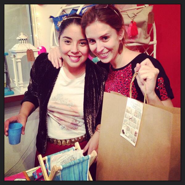 cutethingsbsas's tweet photo. Ella y compro su tote bag de CuteThings Bs As @araceli_g @aracelyarambula http://t.co/h1cx4DFa55