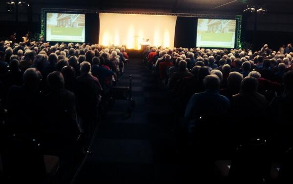 RubenLinders's tweet photo. Volle vak bij #ledenvergadering @univedichtbij met ruim 1.200 mensen. Ook gááf om je huis op grote schermen te zien! http://t.co/6HSAYOhRVJ