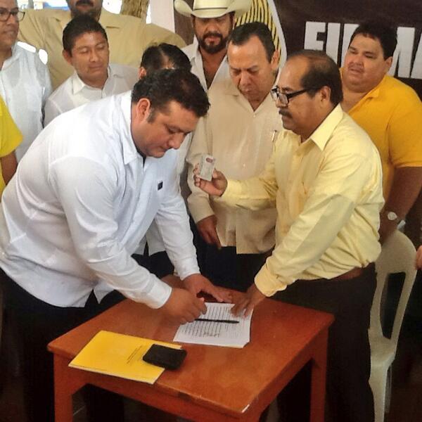 PRDMexico's tweet photo. El Presidente del #PRD en Veracruz, Sergio Rodríguez se suma a la #FirmaMéxico para qué haya #ConsultaPopular http://t.co/DPbyI1P9R5