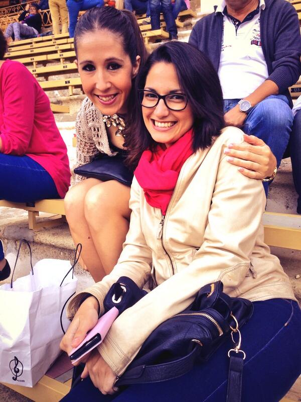 HLaCondomina's tweet photo. Nuestra candi @merxeb y nuestra presentadora @AlejandraVS_90 esperando para empezar el tercer ensayo!! http://t.co/QaTJGraE4s