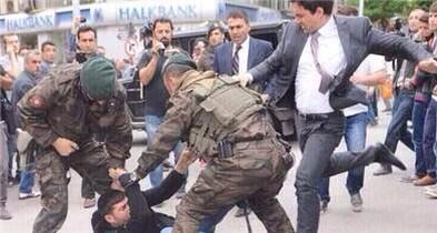 ChpDirenis's tweet photo. AKP'den işçi yakınlarına ikaz: "Tekme tokat dalarız." http://t.co/dBf9ePzMmW