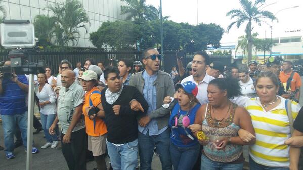 JuanRequesens's tweet photo. RT @milmanrique: Sociedad civil baja a impedir que se lleven a los detenidos gritan suentenlos #14M 2:50pm caracas http://t.co/KGCLgbshTX