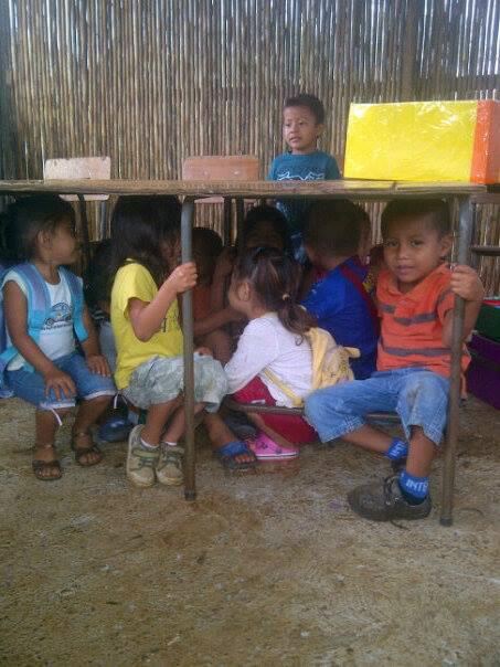 Pobres niños, pasan la lluvia debajo de una mesa porq el gobierno no se preocupa por arreglar su escuela en El Estor