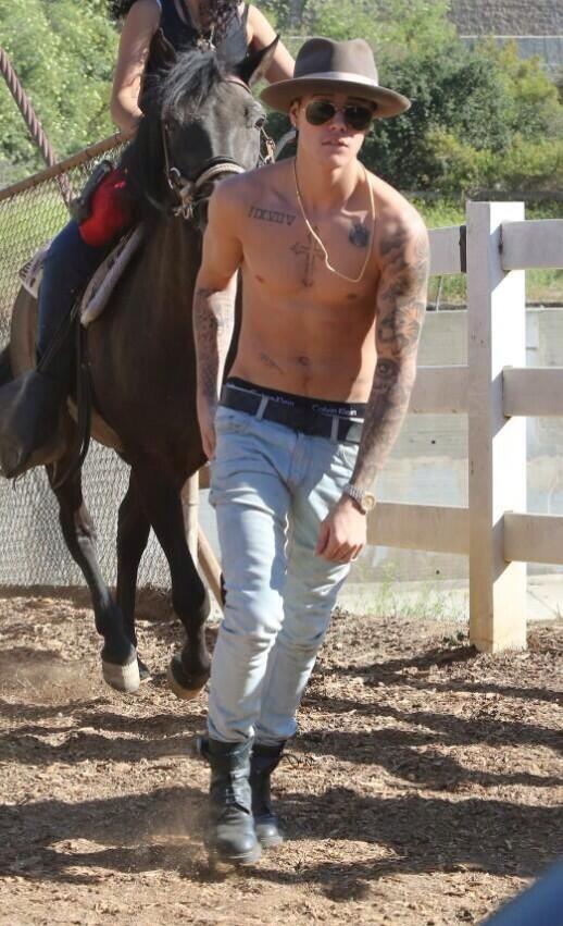 CelebHottiess's tweet photo. Justin bieber in jeans. http://t.co/29VFbCbNix