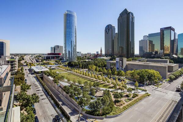 mitchell_silver's tweet photo. RT @UrbanLandInst: Five-Acre Deck Park Sits Atop Freeway: Dallas's Klyde Warren Park http://t.co/cobz92TXgK http://t.co/jrujqyPiKQ”
