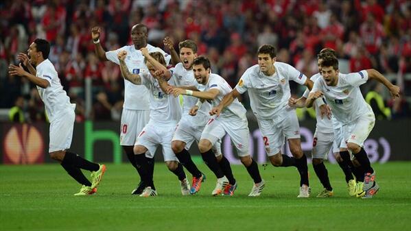 UEFAcom_it's tweet photo. FOTO Gli scatti esclusivi della finale e dei festeggiamenti: http://t.co/HYXRRYh0cI #sevben #uel #UELfinal http://t.co/lnmwlalPRs