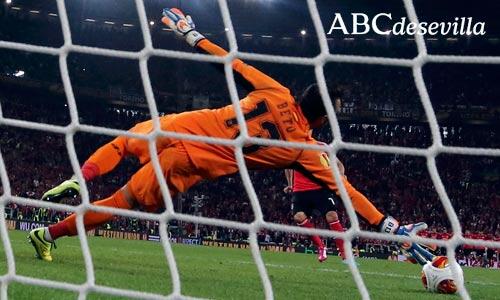 abcdesevilla's tweet photo. El #SevillaFC reina de nuevo en Europa http://t.co/mWgBvTkGwc #EuropaLeagueFinal #TurinEsRojiblanca http://t.co/7xXsY4oWCF