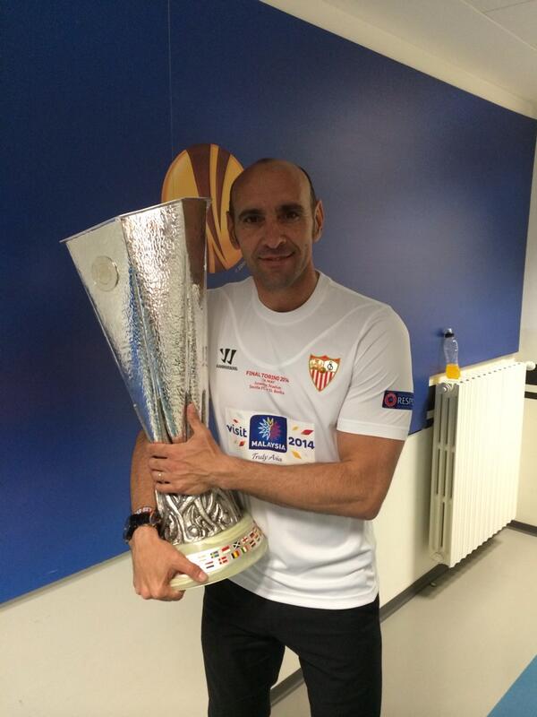 leonsfdo's tweet photo. La tengo en mis manos pero es vuestra, sólo VUESTRA, de los guardianes de Nervion
Forza SFC!! El más grande!!!! http://t.co/MNE8YlSYse