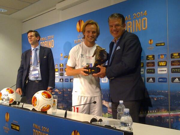 SevillaFC's tweet photo. Rakitic recibe el premio como el mejor jugador del partido http://t.co/sypuRYntQR