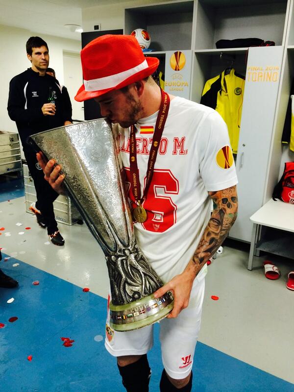 18albertomp's tweet photo. Va por ustedes,grande esa aficion y todo el sevillismo,familia os quiero, creo que el hat-trick de uefa es merecido. http://t.co/eJldDuCv0O