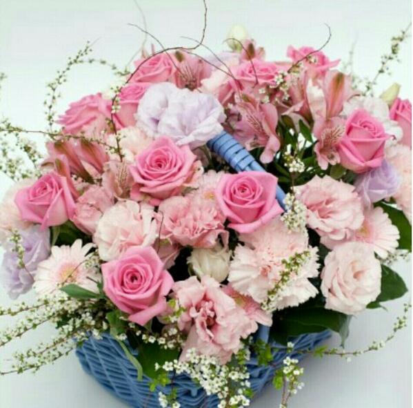 군사부일체의 의미가
되새겨지는날 오래된
낡은지갑을 펼쳐보네
나의 재능을 찾아 기꺼이
가르쳐주시고 인생을
바꿔주신 선생님의
사랑이 가슴을 울리네
카네이션꽃이 활짝핀
오월 따스한 감사의
마음을 전해야지