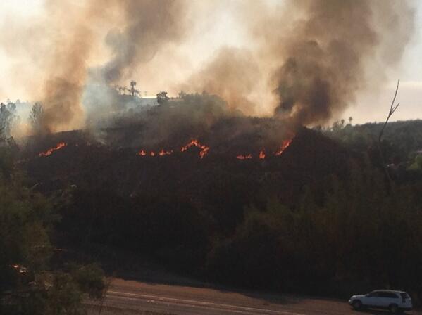 Alt949radio's tweet image. This #LakesideFire is causing slowing on the 8. Between Greenfield and Los Coches.