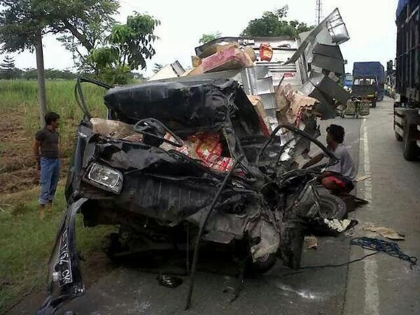 Sekitar_Pati's tweet photo. #lalin_pati via @ecko_hp47: Lakalantas BUSPar-BoxPickup-Truck di JL.PATI-JUANA KM4 Widorokandang. Sopir Box meninggal
http://t.co/rw9H7j2vWX